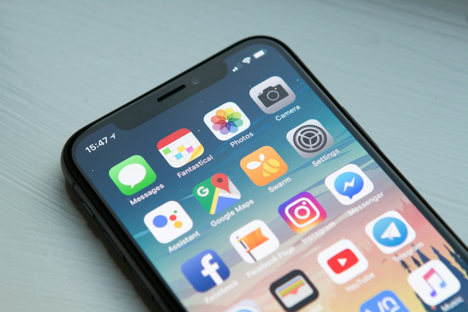 Person som skriver en serviceanmälan i mobilen