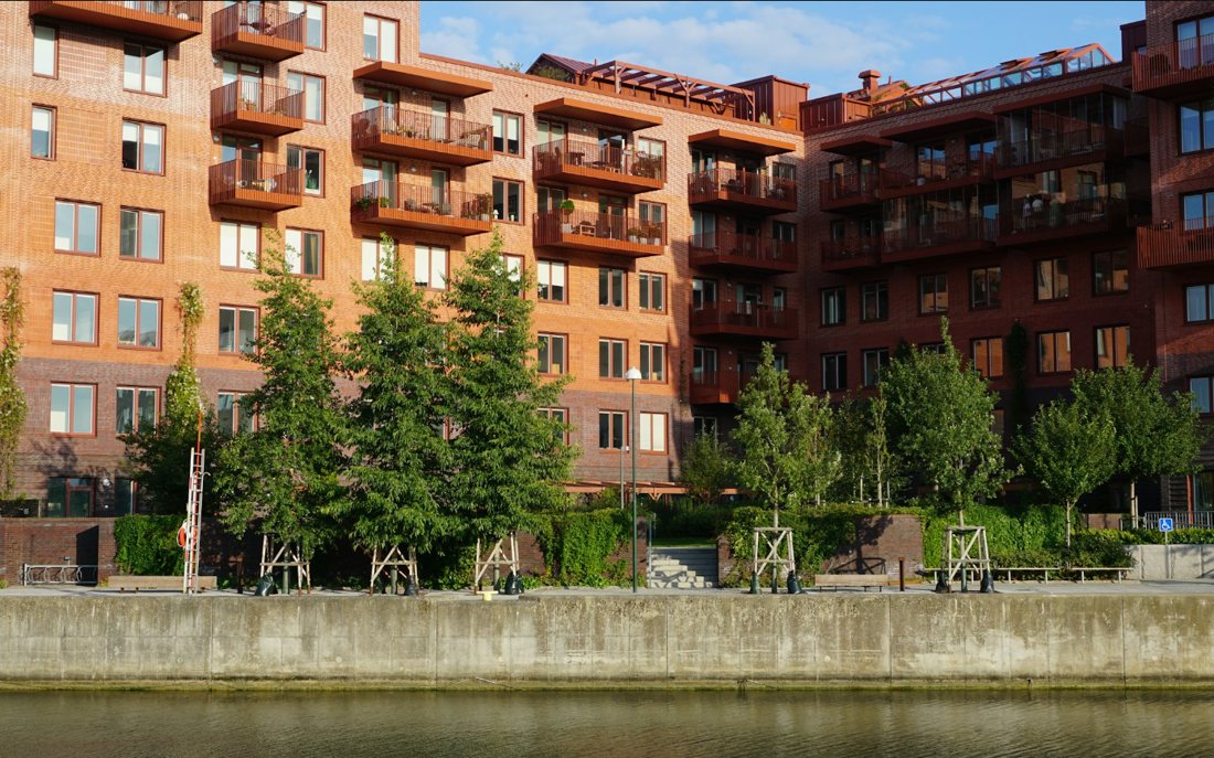 Bostadsrättsförening i tegel med träd